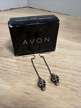 Brand New 2012 Avon Halloween Skull Pierced Earrings With Box 💀